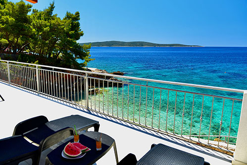 Apartments on Hvar, next to the beach